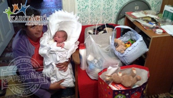 Lacika családját is ruhával, élelmiszerrel, játékokkal támogatta a Karitáció Alapítvány