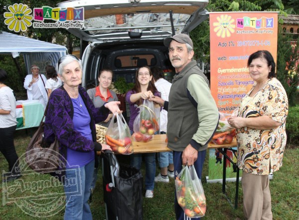 Gyümölcsöt és friss helyi zöldséget kaptak rászorulók a Mátrix Alapítványtól