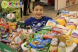 Élelmiszer adomány gyűjtés - sok segítő önkéntessel